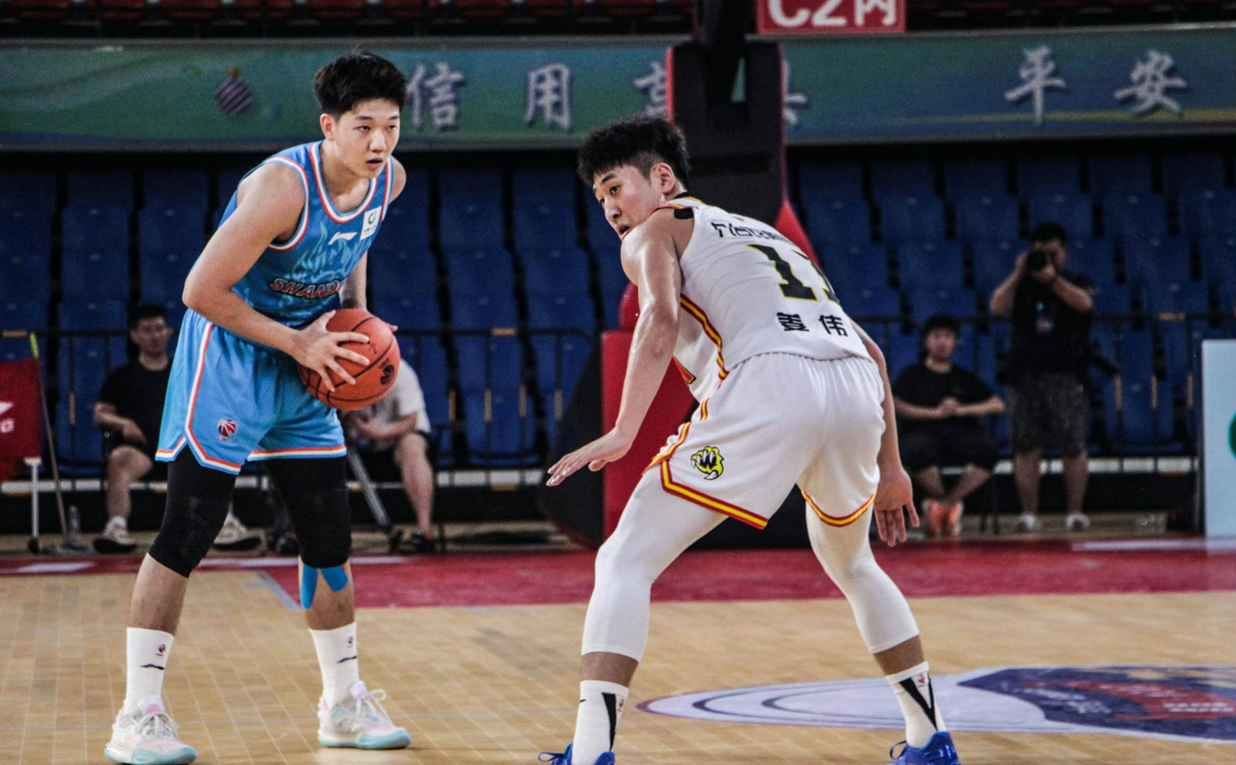 包含山东男篮发布备战花絮,清晨主帅复盘,CBA常规赛任务艰巨,更衣室氛围转暖的词条 包含山东男篮发布备战花絮,清晨主帅复盘,CBA常规赛任务艰巨,更衣室氛围转暖的词条